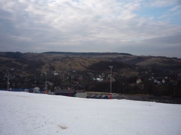 Widok na centrum  Harbutowic.W oddali wzniesienie Groby.