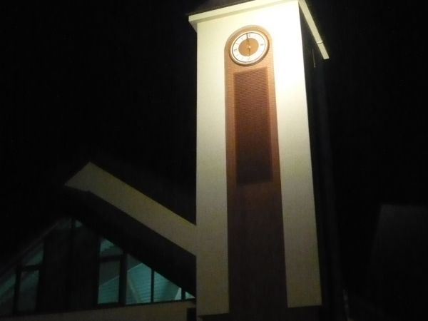 Oświetlona wieża kościoła Miłosierdzia Bożego.