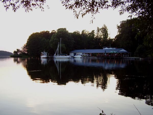 Kawiarnia i przystań nad jeziorem Trzesiecko