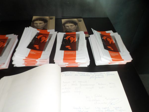 w hollu muzeum - księga pamiątkowa i do pobrania biuletyny o Rodzinie Ulmów i wyżej n/z - pani Irenie Sendlerowej, z domu Krzyżanowska - ratowała tysiące dzieci