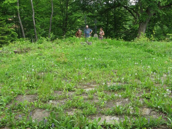 na przycerkiewnym cmentarzu, w 2008 roku cmentarz oczyszczono. Na zdjęciu: czytelny plac / wnętrze cerkwi. Stowarzyszenie Dziedzictwo Mniejszości Karpackich ist