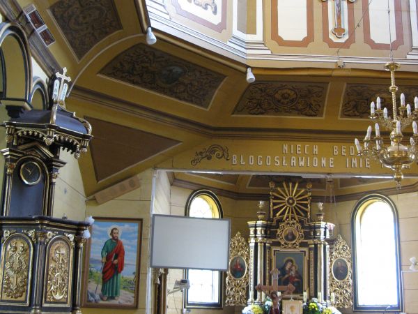 wnętrze świątyni - z akcentem na po prawej, na ambonę, na ołtarz główny, zwiedzanie umożliwił grupie turystycznej z Uniw. III Wieku z Sanoka - ks. prob. Andrzej