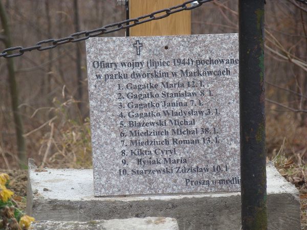 między pałacem a folwarkiem znajduje się zbiorowa mogiła z II wojny światowej - nie wiemy, co TU się wydarzyło ?