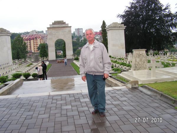 Lwów .Ukraina. Zbyszek na cmentarzu Orląt