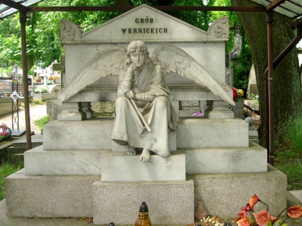 Cmentarz przykoscielny, na ktorym najstarszy nagrobek jest z 1775 roku.
Na zdjeciu piekna rzezba na grobie Wernickich.