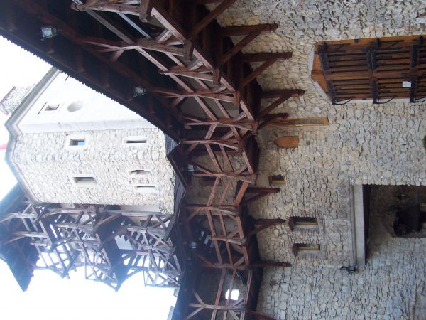 W 1352 r. Jan herbu Syrokomla kupił wzgórze Korzkiew, gdzie wybudował zamek, który pełnił funkcję obronną i mieszkalną rodu Zaklików do II połowy XV w.