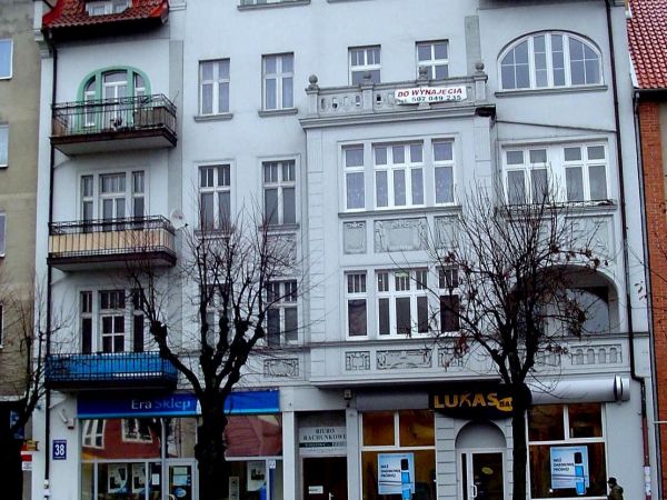 Ulica Wojska Polskiego 38 - budynek który przetrwał dwie wojny światowe,  to przykład tzw. secesji wiedeńskiej.