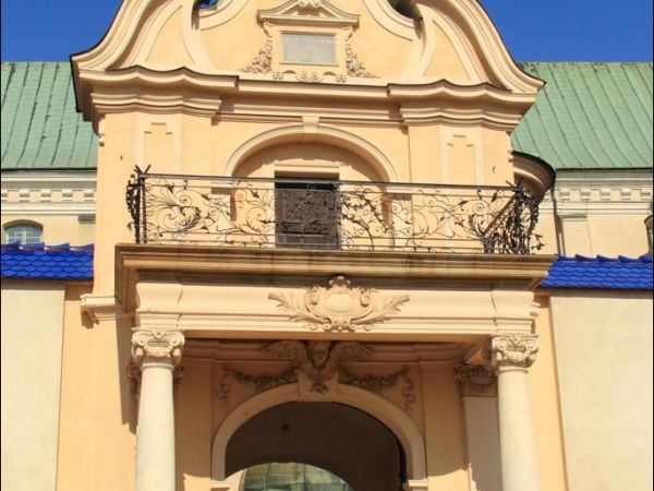 Bazylika Zwiastowania NMP w Leżajsku – wzniesiona w miejscu, gdzie według tradycji ukazała się w 1590 roku Tomaszowi Michałce Matka Boska. Sprawują nad nią opie