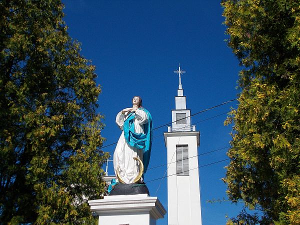 Przed kościołem w Solcu-Zdroju pomnik Matki Bożej z 1904 r.