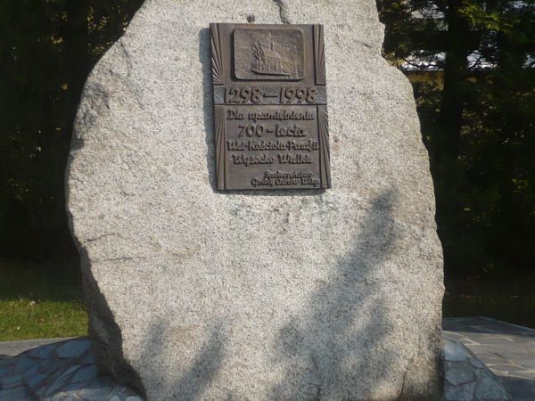 Przy szkole głaz dla upamiętnienia 700-lecia kościoła w Wysocku