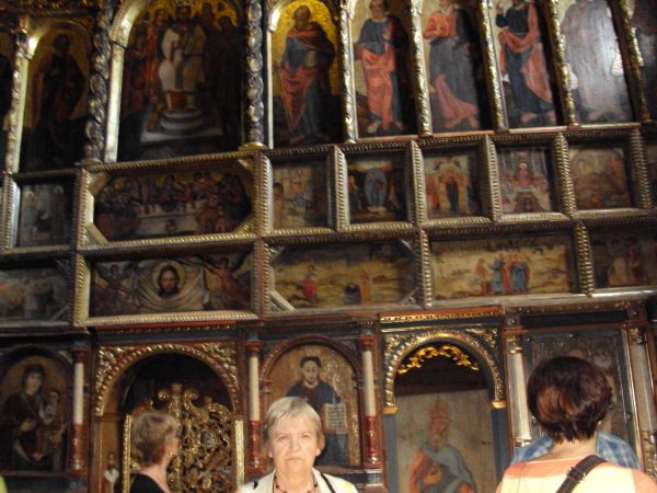 ikonostas oraz poniżej: carskie i diakońskie wrota - od prezbiterium oddzielające.