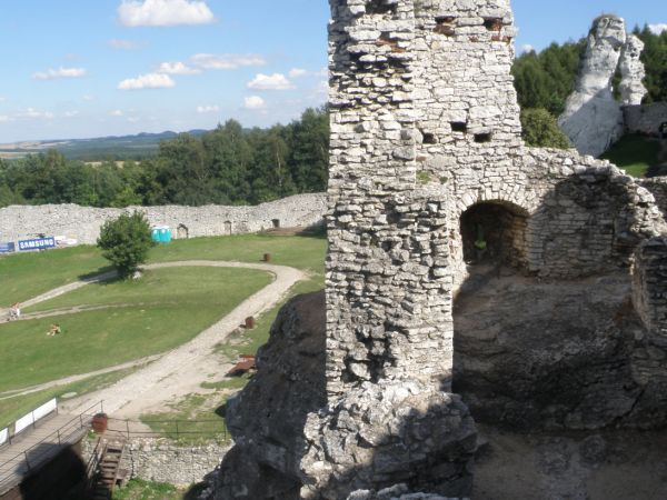 Zamek OGRODZIENIEC **** http://www.zamek-ogrodzieniec.pl/ **** http://zamki.net.pl/zamki/podzamcze/podzamcze.php **** Zamek Ogrodzieniec znajduje się w Podzamcz