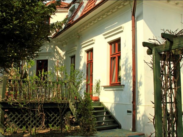 Dwór Wapowskich z I poł. XIX wieku. Obecnie restauracja.