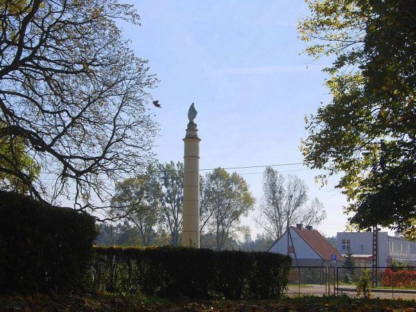 Neorenesansowa kolumna z XIX wieku z figurą współczesną Matki Boskiej. Dawna figura została prawdopodobnie zniszczona po wkroczeniu wojsk sowieckich w 1945 roku