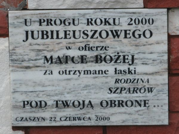 tablica wotywna ubogacająca kapliczkę przyzagrodową / rodzinną.