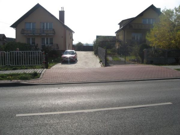 Tak wyglądają wjazdy do posesji w Olbiecinie po przebudowie drogi ponieważ dluższym pojazdem nie można wjechać ani wyjechać gdyż podwozie zawiesza się na garbie