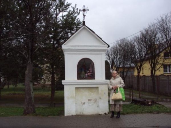 przy Trakcie Węgierskim, a to : Dukla - Rogi - Przemyśl - co przez Most Kamienny /na innych zdjęciach w tej galerii/ prowadził - tu w XVIIIw. tą kapliczkę posta