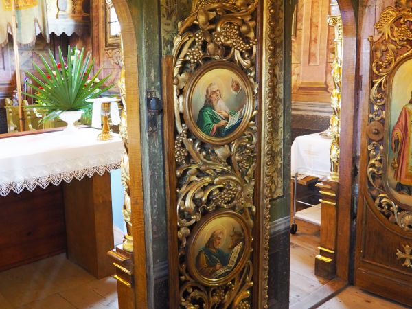 od prezbiterium - wgląd do nawy przez otwarte wrota carskie i diakońskie.