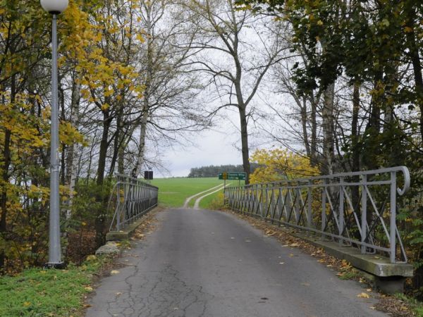 Opuszczamy Świerczów tym samym wiaduktem. Villa Seidenfabrik do obejrzenia na Facebook. Wpisać w wyszukiwarce:    os świerczów.     Osobiście polecam tereny wok