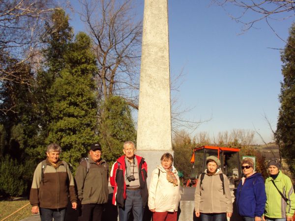 tam zginęło ok. 10 tysięcy żołnierzy radzieckich, przy likwidacji obozu w 1942r. wywieziono ok. 2 i pół tysiąca - pociągami ze stacji PKP we Wróbliku Szlachecki