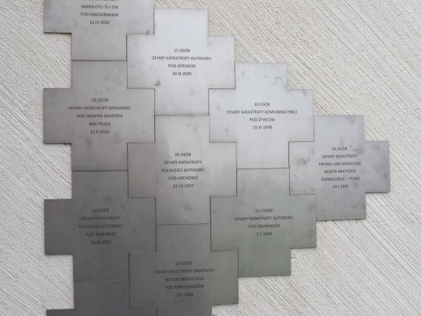 na murach Pomnika Ofiar Wypadków Drogowych i Przestępstw - tablice na wspomnienie ofiar.