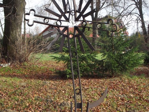 tu cerkiew stała, krzyż może z jej zwieńczenia a ten drugi element to jakby część półksiężyca co w dolnym fragmencie / pionowej belce krzyża bywał, jako symbol