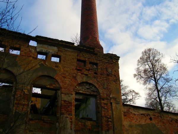 dawne czasy przemijają nowe jakieś zagrypione fotka przedstawia komin resztki budynków po prostu gorzelnia zamknięta w latach pięćdziesiątych