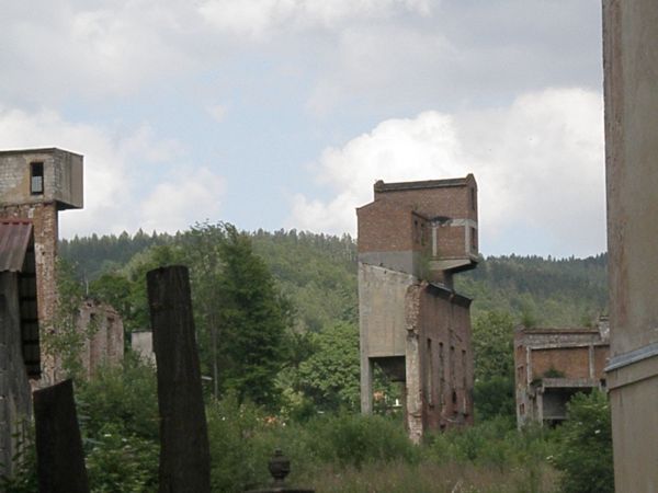 smutne ale prawdziwe -   kikuty po walimskich zakładach włókienniczych