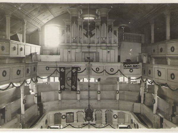 Zbylutów. Wnętrze zburzonego kościoła ewangelickiego w roku 1955 od strony organów.