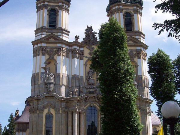 Opactwo Cystersów w Krzeszowie (Krzeszów ) Zespół Klasztorny Cysterski. W kościele znajduje sie obraz M.B. Łaskawej ukoronowany przez papieża Jana Pawła II podc