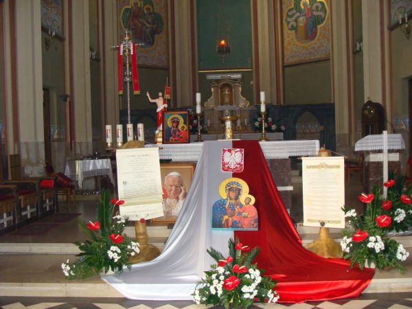Wystrój kościoła z okazji święta 3 maja