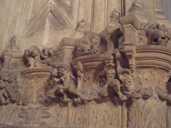 Zwiedzając zamek w Gołuchowie trzeba zwrócić uwagę na szczegóły  np.boazerie,płaskorzeźby albo wykończenia łuków nad drzwiami.