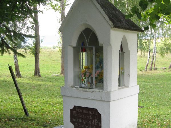 kapliczka przydrożna / przydomowa - na przysiółku Mroczkówki.