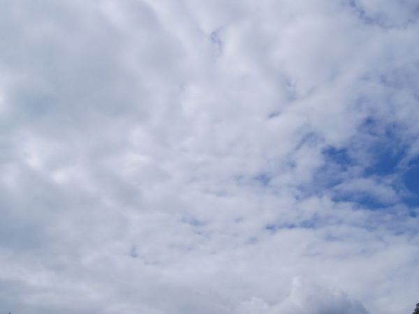 Chmurki nad byłym wysypiskiem śmieci.