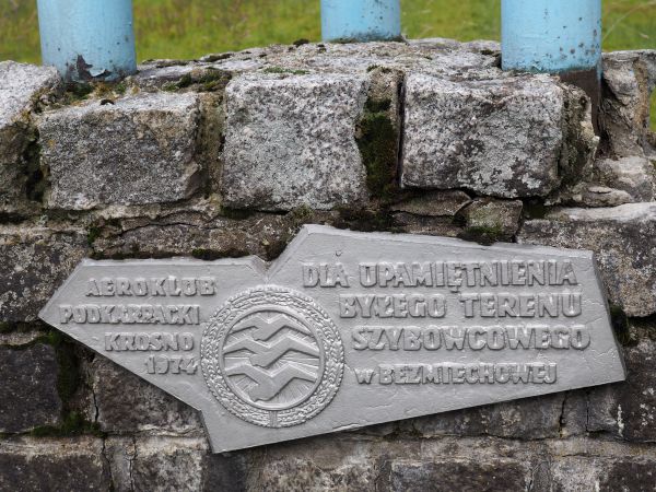 tablica na postumencie pomnika w intencji szybowiska.