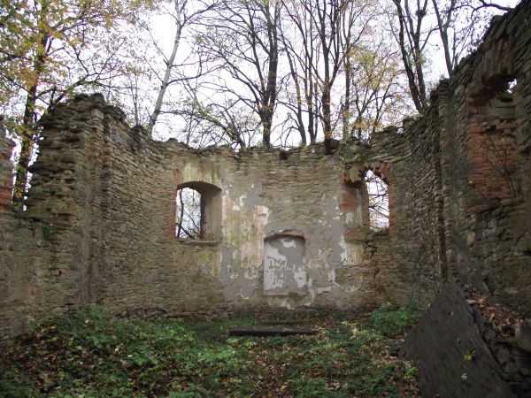 wnętrze cerkwi, opuszczonej, w ruinie. Murowana z kamienia, pierwotnie potynkowana, jednoprzestrzenna - na rzucie prostokąta, wewnątrz zamknięta półkoliście. Po