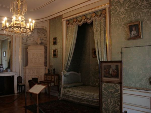 Architekt Szymon Bogumił Zug przebudował w 1784 roku wnętrza pałacu w stylu wczesnoklasycystycznym (Gabinety Żółty i Zielony, Sypialnia Wojewody).