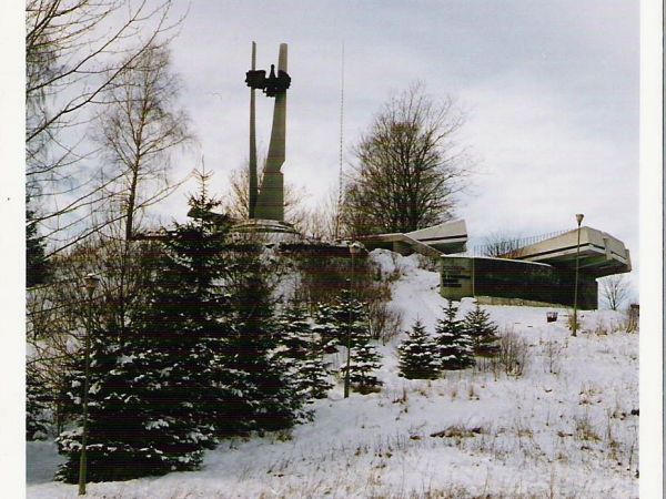 ze zbiorów prywatnych: pocztówka - przeł. XX/XXI wieku. Pomnik ku czci poległych milicjantów w walce z UPA w latach 1944-1947.