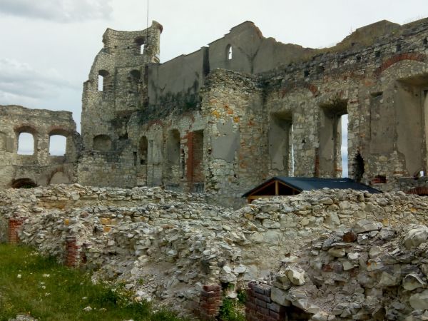 Zamek w Janowcu – renesansowy zamek budowany w latach 1508–1526 na wysokiej skarpie wiślanej w Janowcu w powiecie puławskim.