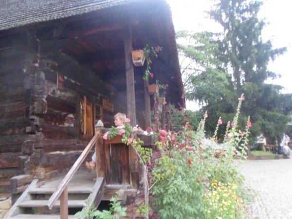 karczma - tam kuchnia z akcentem na dania karpackie, przed wejściem na skansen.