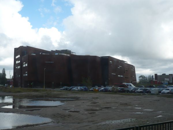 To widok z innej strony Centrum Solidarności projektu z pracowni Ford Antoniego Taraszkiewicza zajmuje 1 h oddany do użytku 30.08.2014r