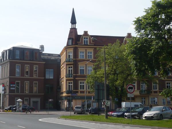 Narożnik ul.Kaliskiej j Limanowskiego na wolnej działce obok wiekowej kamienicy zbudowano takie mini centrum chwalić architekta wspaniale wkomponował nowy budyn