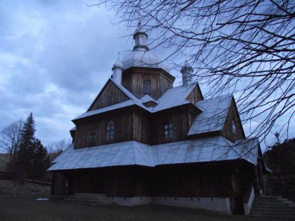 cerkiew - bywa, iż czasem w przekazach przewodnickich jest określana, że została wzniesiona w stylu huculskim, tak jak bywa że w stylu łemkowskim czy bojkowskim