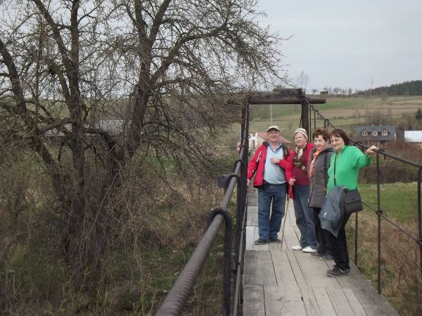 nad Osławą kładka - 72 metry, trochę chybotliwa, stanowi okoliczną atrakcję -  medialnie sławną była...