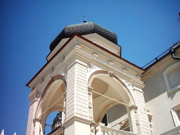 Jedna z najpiękniejszych rezydencji pałacowych w Polsce. Położona 10 km na południe od Przemyśla.  Zamek - pałac powstał w XVI wieku.  Przez kolejne lata rozbud