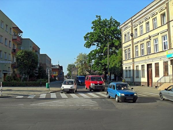 Skrzyżowanie ulicy Tadeusza Kościuszki (w lewo i w prawo) z ulicą Sobieskiego (na wprost)