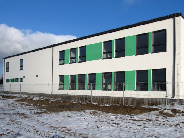 Nowy obiekt Zespołu Szkół Ponadgimnazjalnych w Czarnej Wodzie, wybudowany przez firmę STEICO (produkcja płyt pilśniowych), w miejsce innego obiektu zajętego prz