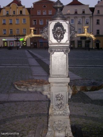 W całej krasie - widok nocą.