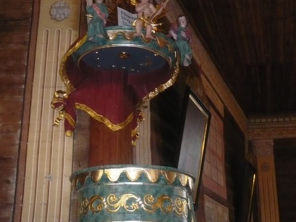 Ambona w kościółku.