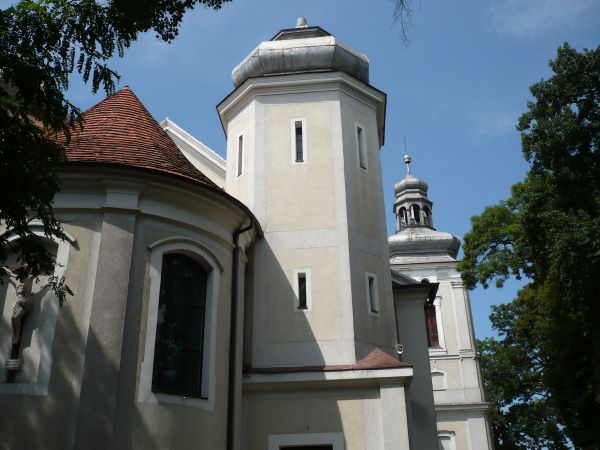 Kościół św. Marcina z1794r.w 1912-13r.dobudowano do istniejącego
kościoła od strony wschodniej część neobarokową,która stanowi 
naw główną w wielkim ołtarzu f